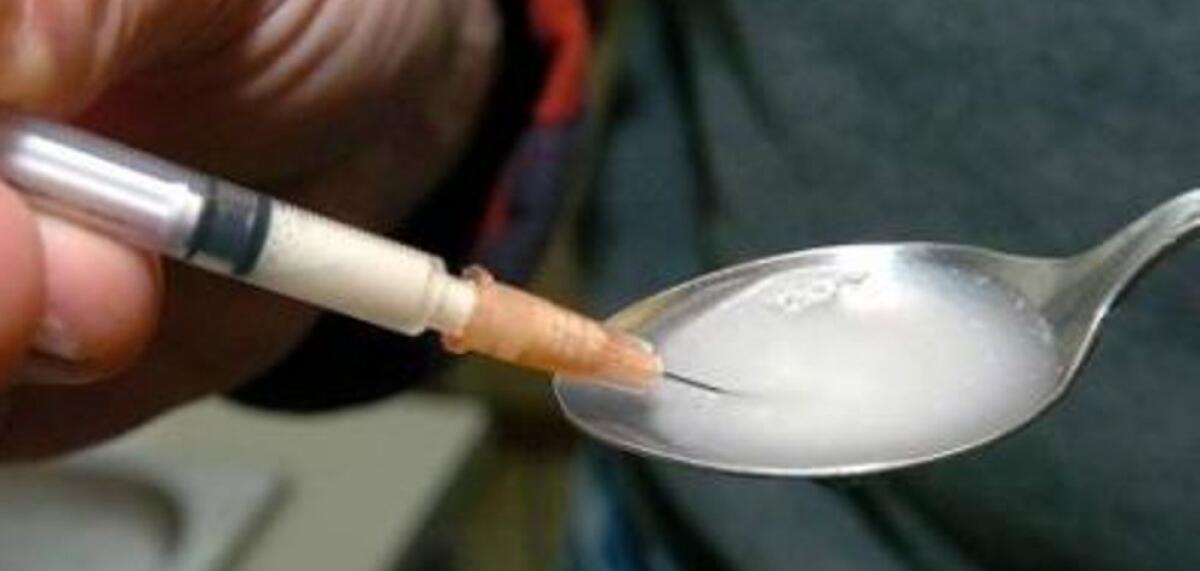 STORDISCE VERSANDO IN UNA BIBITA DIVERSE GOCCE DI  SEDATIVO PER DERUBARE IL COMPAGNO - 