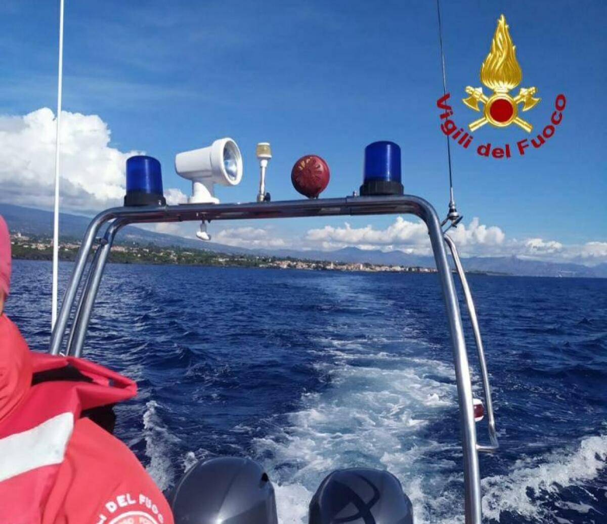 STAZZO, ANZIANA SCIVOLA IN MARE DA SCOGLIERA SALVATO DAI VIGILI DEL FUOCO - 