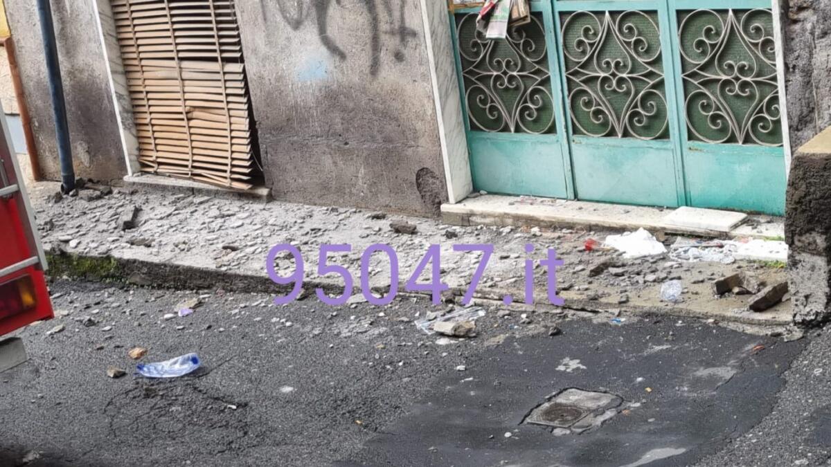 PATERNO’: CADONO CALCINACCI DAL BALCONE, INTERVENTO DEI VIGILI DEL FUOCO - 