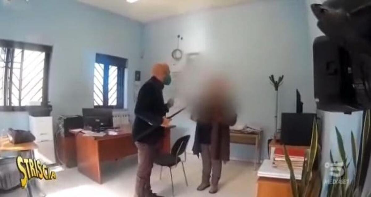 ERCOLANO - FA VIDEO HOT MENTRE È IN UFFICIO: IMPIEGATA COMUNALE BECCATA DA STRISCIA LA NOTIZIA - 