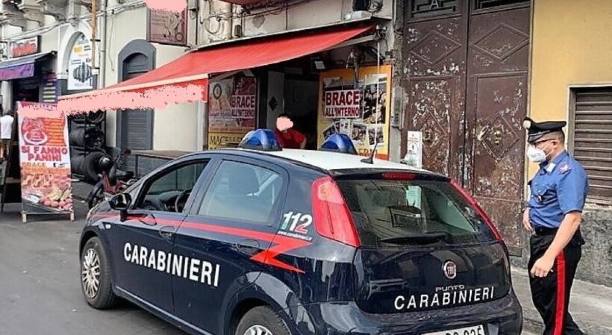 CATANIA, CARNE ESPOSTA IN STRADA E LAVORATORI IN NERO: DENUNCIATI DUE MACELLAI - 