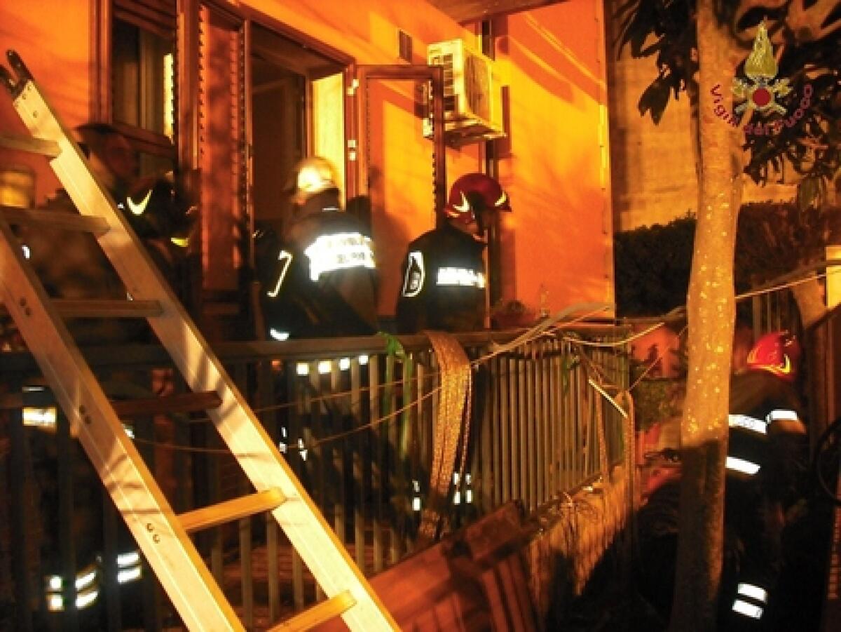 TRAGEDIA NELLA NOTTE AD ADRANO. INCENDIO IN UN'ABITAZIONE, MUORE IL MARITO, LA MOGLIE SI SALVA RIFUGIANDOSI SUL BALCONE - 