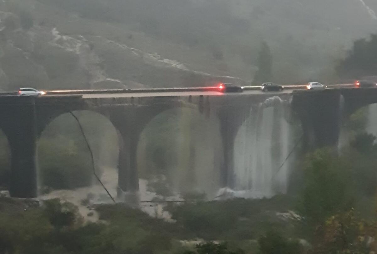 MALTEMPO: DANNI DEL PONTE SAN GIULIANO CHE COLLEGA RANDAZZO CON SANTA DOMENICA - 