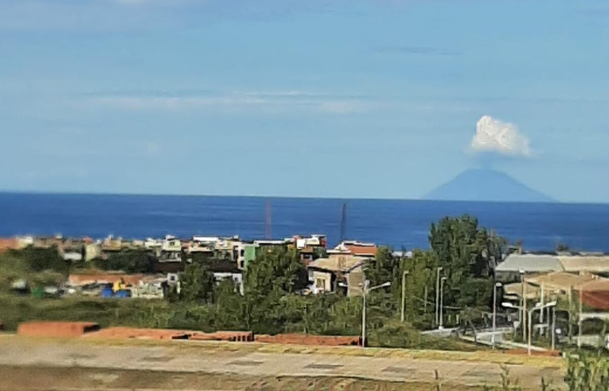 ALLARME GAS DA SOTTOSUOLO, ALCUNE CASE EVACUATE A VULCANO - 