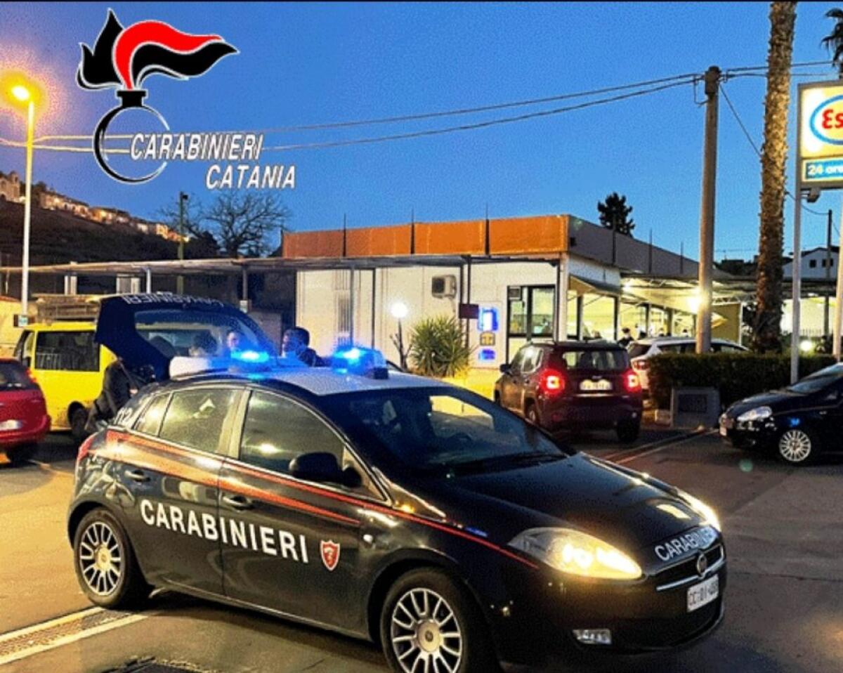 PATERNÒ, A SPASSO CON LA MERCE RUBATA DOPO ESSERSI LIBERATO DEL BRACCIALETTO ELETTRONICO: ARRESTATO - 