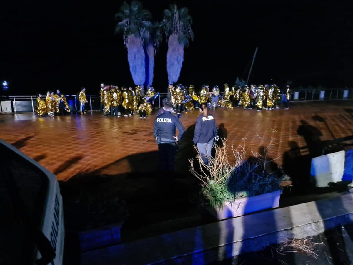 SBARCO DI IMMIGRATI NELLA NOTTE TRA ACIREALE E ACI CASTELLO - 