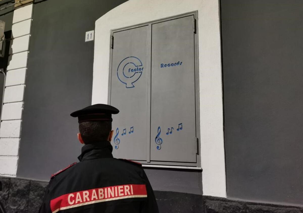 CATANIA, OPERAZIONE ANTIMAFIA, 15 ARRESTI. SEQUESTRATI BENI PER 1 MILIONE DI EURO, TRA I QUALI ANCHE UNA SOCIETÀ, ETICHETTA DISCOGRAFICA DI NOTI CANTANTI NEOMELODICI - 