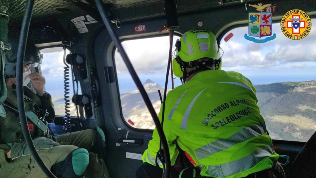 FAVIGNANA, MIGRANTE DISABILE ABBANDONATO DAGLI SCAFISTI SUGLI SCOGLI, RECUPERATO DA ELICOTTERO - 