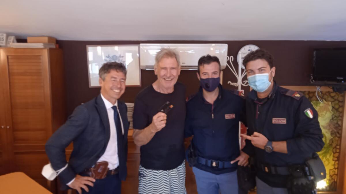 HARRISON FORD SMARRISCE LA CARTA DI CREDITO A MONDELLO MA UN CITTADINO LA TROVA E LA CONSEGNA ALLA POLIZIA - 
