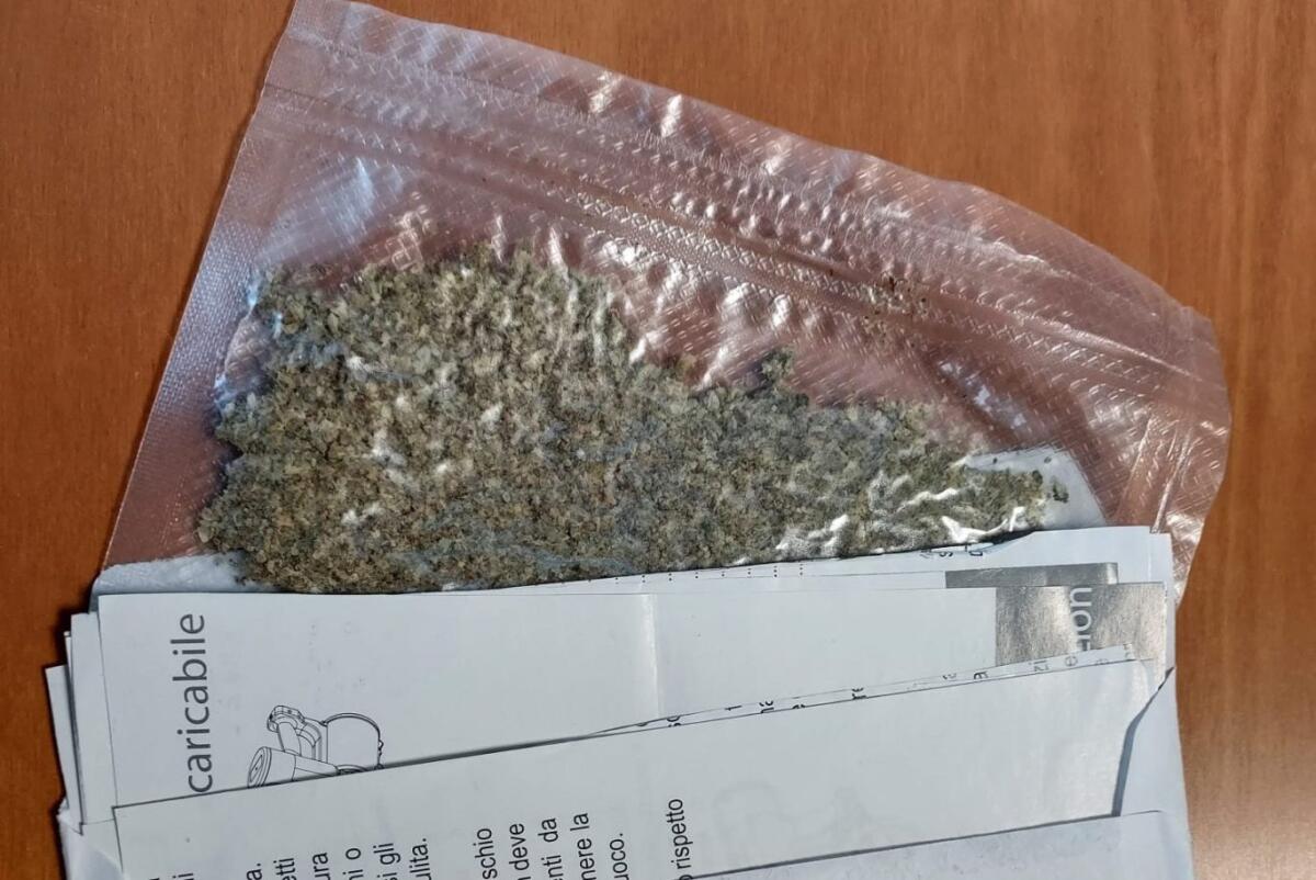 ROVIGO, INVIA MARIJUANA ALL’AMICO PER POSTA, MA PER SBAGLIO ARRIVA A UN’ANZIANA  ENIGMA RISOLTO DA UN AGENTE CHE AMA GLI ANAGRAMMI - 