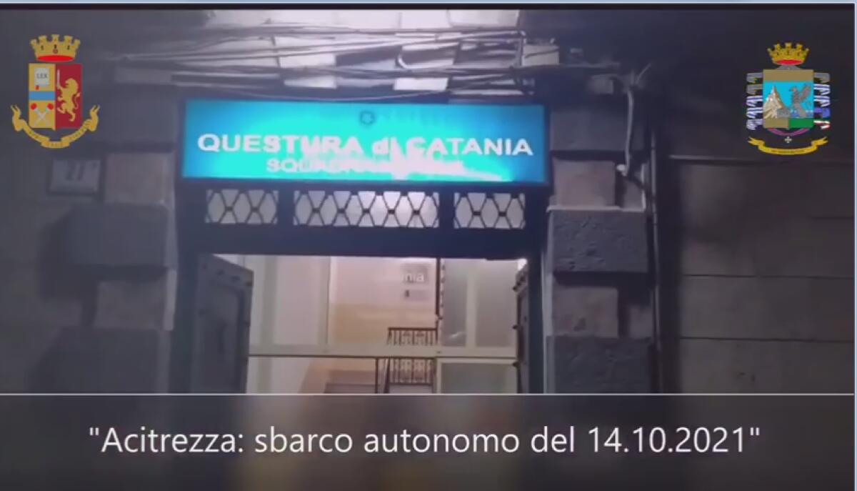 VELIERO INCAGLIATO AD ACITREZZA, FERMATI 2 SCAFISTI - 