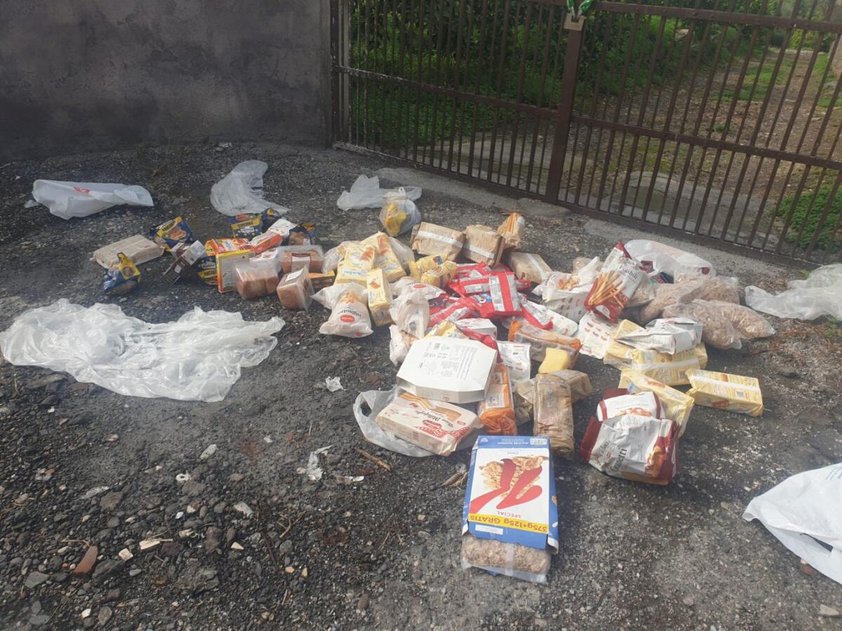 SEGNALAZIONE DI UN NOSTRO LETTORE: A SAN MARCO DISCARICA A CIELO APERTO TRA AMIANTO E DECINE DI ALIMENTI BUTTATI - 