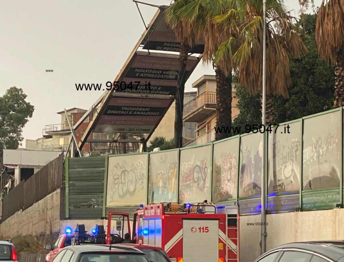 SEGNALETICA S'INCLINA PER IL VENTO SULLA SS121, INTERVENTO DEI VIGILI DEL FUOCO - 