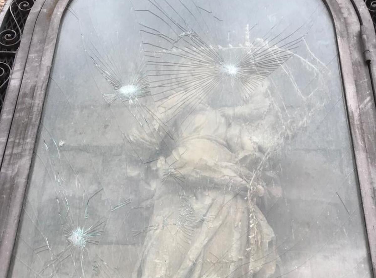 PATERNO': SFREGIATA A SASSATE L'ICONA DELLA MADONNA DELLA SCALINATA SETTECENTESCA - 