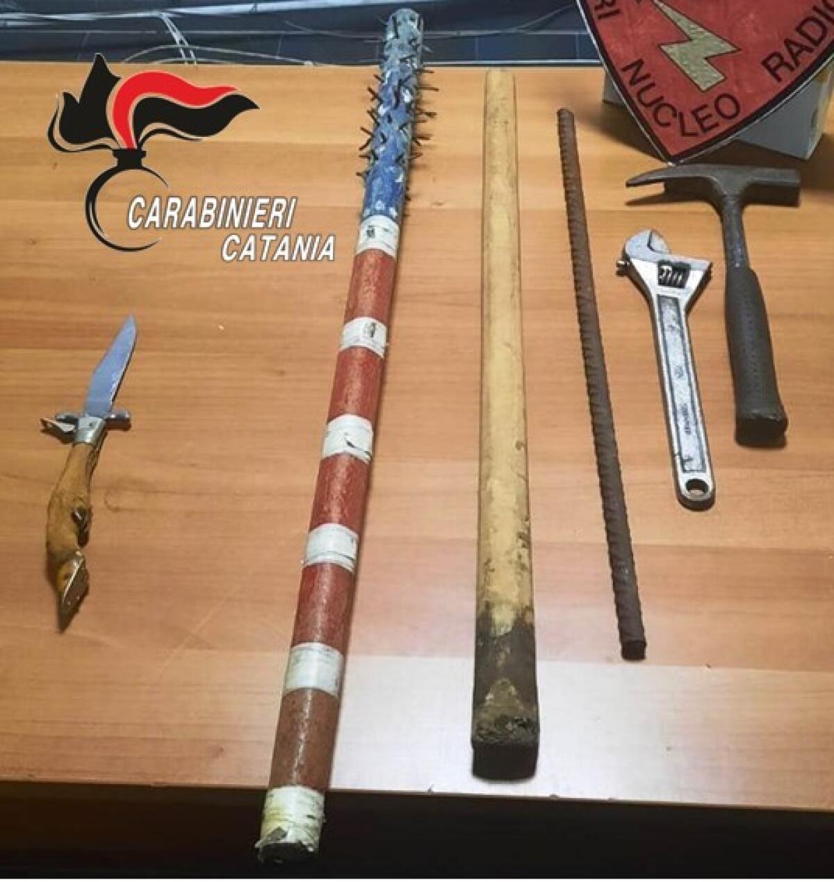DENUNCIATI QUATTRO ADRANITI PERCHÉ AVEVANO PAURA DI ESSERE RAPINATI: SEQUESTRATI ANCHE UN COLTELLO ED UNA MAZZA CHIODATA - 