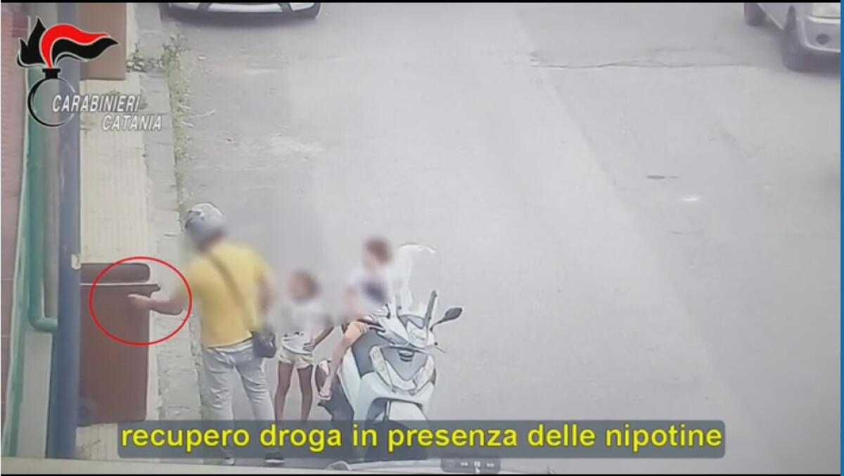 ACI BONACCORSI: IL BAR COME BASE DELLO SPACCIO, UTILIZZAVANO I BIMBI PER NON DESTARE SOSPETTO - 