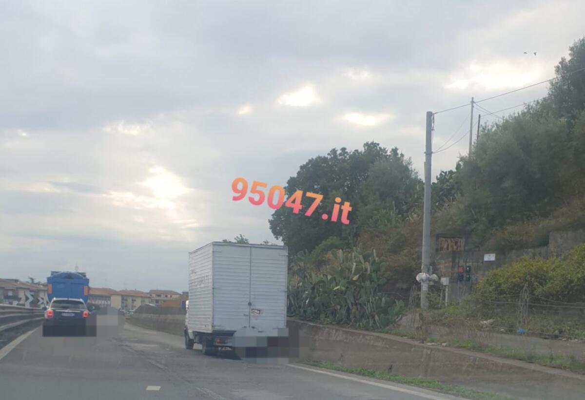 CAMION IN AVARIA SULLA SS121, RALLENTAMENTI DIREZIONE MISTERBIANCO - 