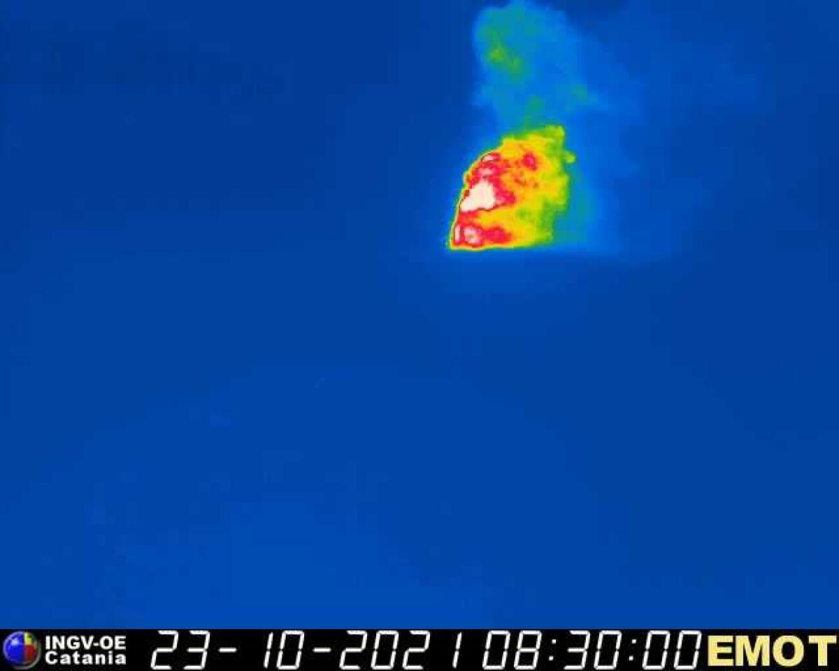 PAROSSISMO IN CORSO DELL'ETNA, FONTANA DI LAVA DAL CRATERE DI SUDEST - 
