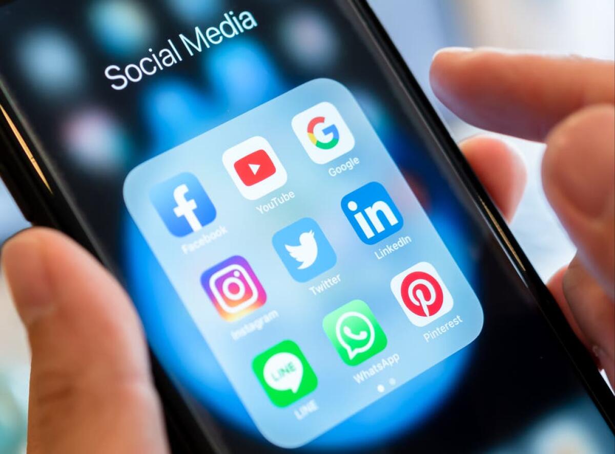 FACEBOOK, WHATSAPP E INSTAGRAM TORNANO IN FUNZIONE: ZUCKERBERG SI SCUSA - 