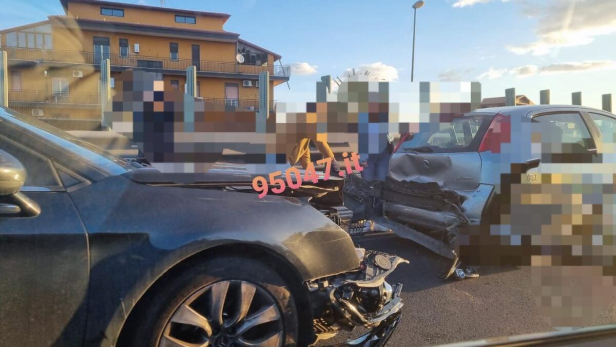 TAMPONAMENTO FRA DUE AUTO SULLA SUPERSTRADA SS121, FERITI.  CODE DIREZIONE CATANIA - 