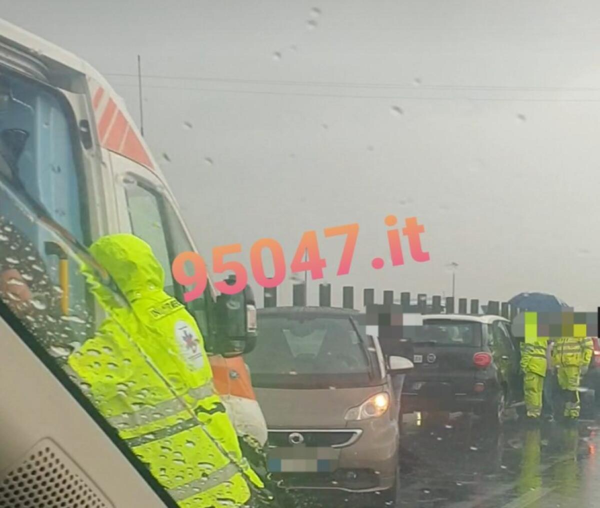 ENNESIMO INCIDENTE SULLA SS121: AUTO IN TESTACODA. SOCCORSI SUL POSTO - 