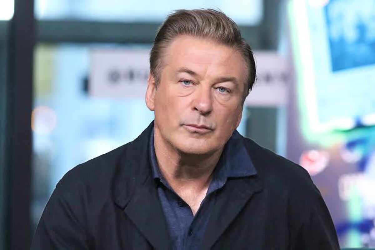 TRAGICO INCIDENTE SUL SET: ALEC BALDWIN SPARA CON LA PISTOLA DI SCENA ED UCCIDE LA DIRETTRICE DELLA FOTOGRAFIA - 