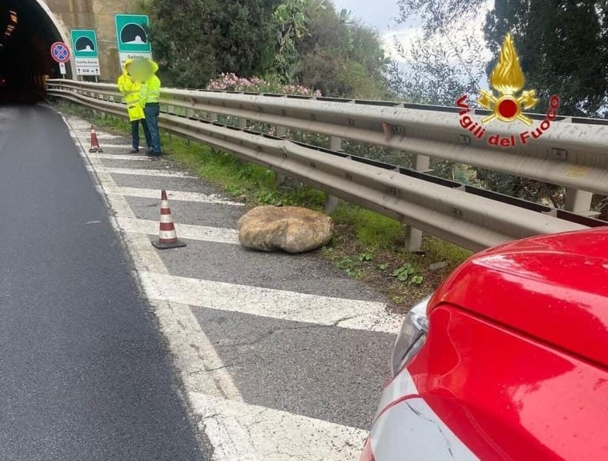 TRAGEDIA SFIORATA SULLA MESSINA-CATANIA, MASSO DI 250KG CADE SULLA CARREGGIATA A SCALETTA ZANCLEA - 