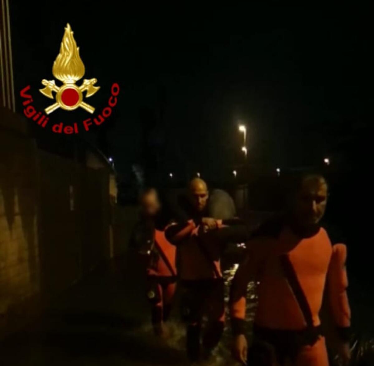 I SOMMOZZATORI DEI VIGILI DEL FUOCO SOCCORRONO DIVERSE PERSONE IN DIFFICOLTÀ NELLE PROPRIE AUTO PER IL MALTEMPO A CATANIA E A MISTERBIANCO - 