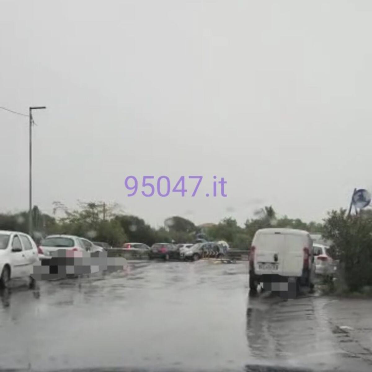 MALTEMPO: UN MORTO A CATANIA, SUPERSTRADA SS121 ALLAGATA, AUTO FERME CHIUSA LA TANGENZIALE DI CT - 