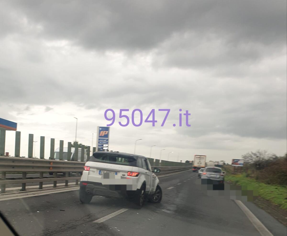 SS121 AUTO SBANDA E SI FERMA AL CENTRO DELLA CARREGGIATA - 