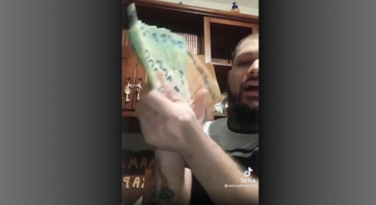 CATANIA: MOSTRA GROSSE SOMME DI DENARO SU TIK TOK, LA POLIZIA ARRIVA IN CASA E TROVA LA DROGA - 