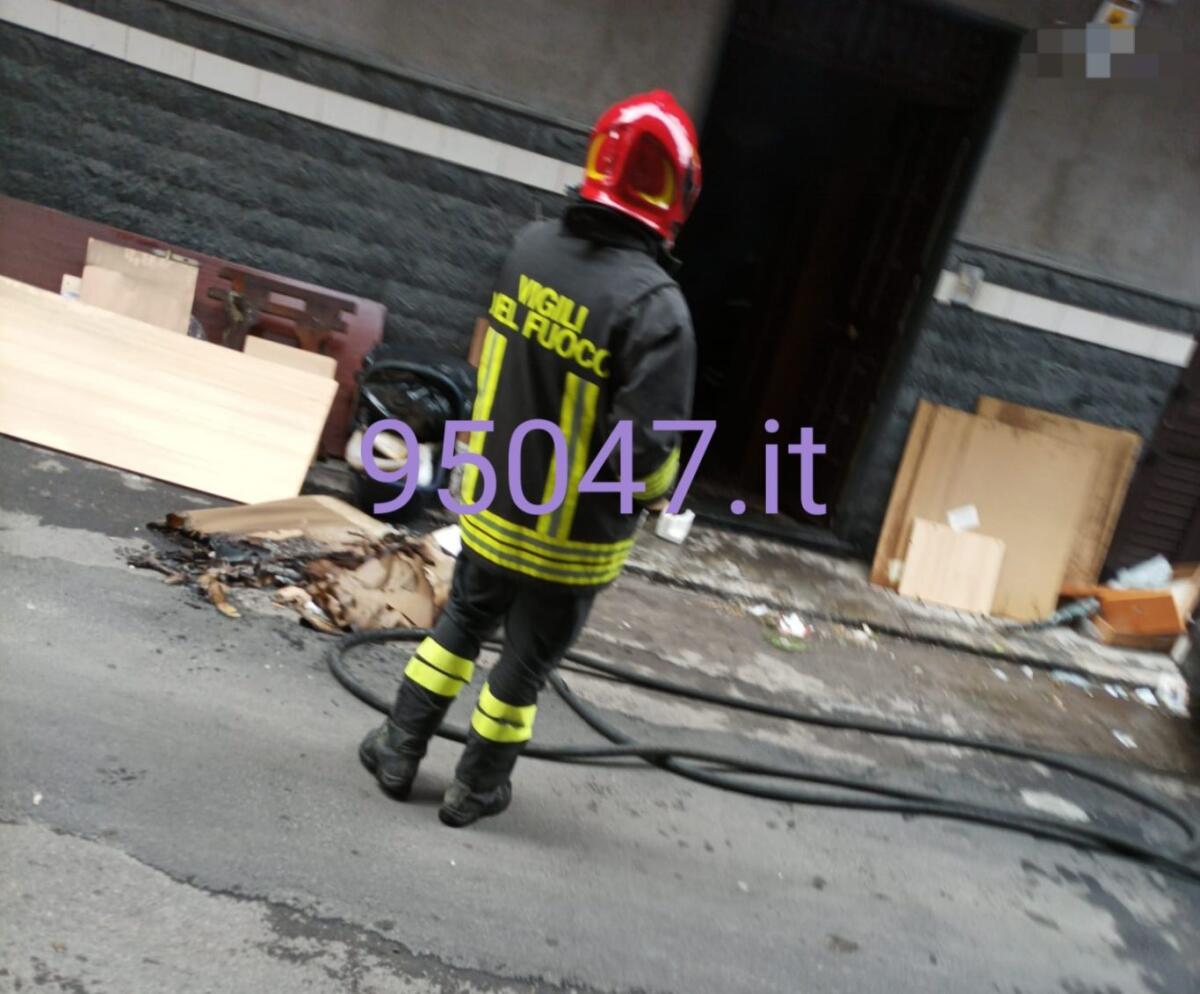PATERNÒ, INCENDIO IN UNA ABITAZIONE: IN SALVO UNA COPPIA DI ANZIANI - 