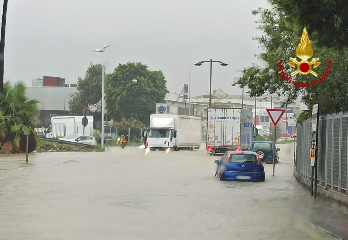 A CATANIA, SCUOLE CHIUSE GIOVEDÌ E VENERDÌ. CHIUSE ANCHE L' ATTIVITÀ COMMERCIALI NON ESSENZIALI - 