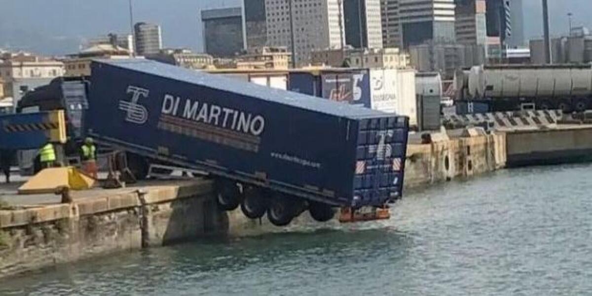 GENOVA, CAMION RIMANE IN BILICO SU UN BANCHINA RISCHIANDO DI CADERE IN MARE - 