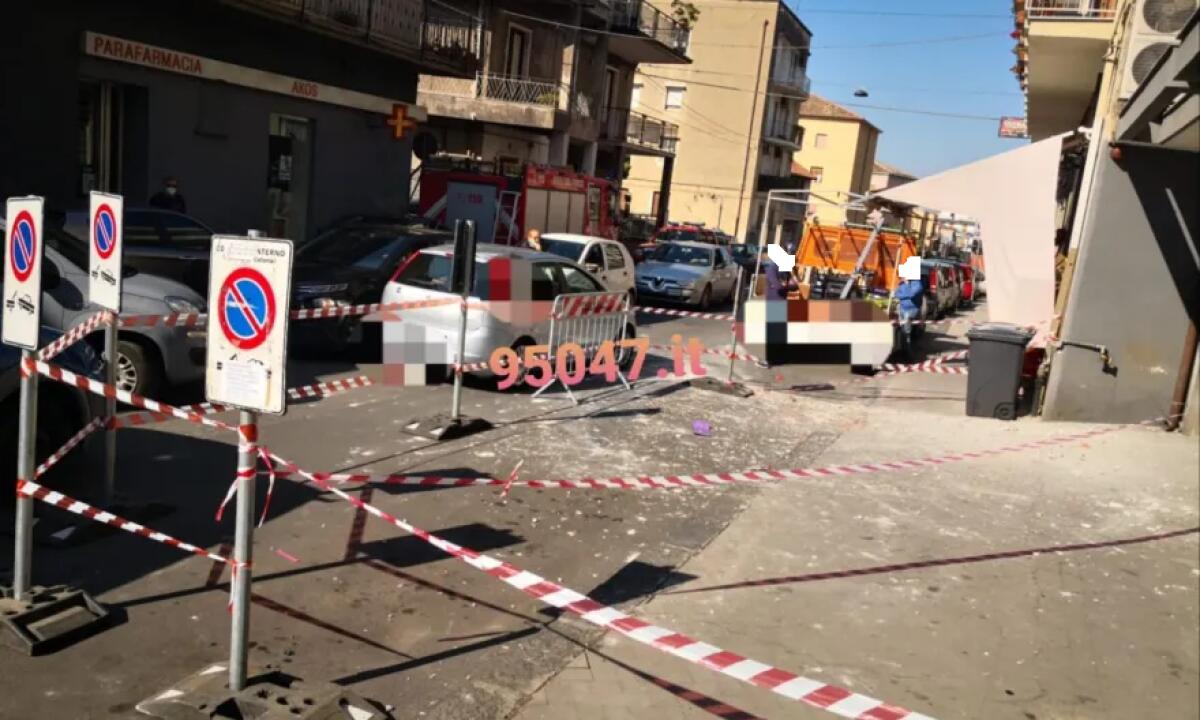 PAURA A PATERNO', PIOVONO CALCINACCI DA UN PALAZZO DI VIA EMANUELE BELLIA - 