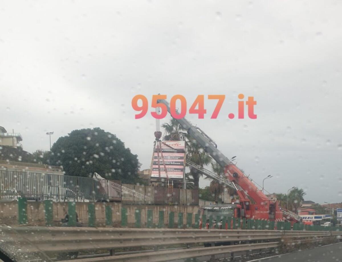 CHIUSA SS121 IN TERRITORIO DI MISTERBIANCO PER RIMOZIONE INSEGNA, TRAFFICO CONGESTIONATO DIREZIONE PATERNÒ - 