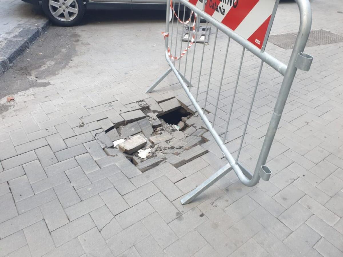 PATERNO': VORAGINE NEL TRATTO DI VIA VACCA STRADA CHIUSA PER PRECAUZIONE - 