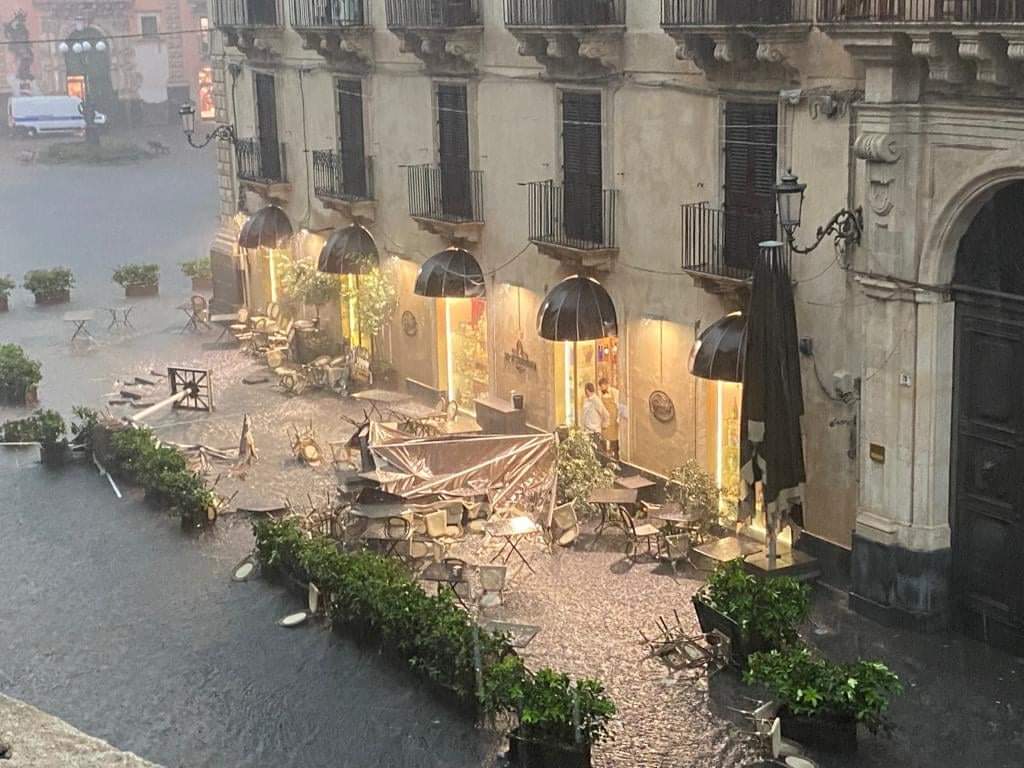 FORTE NUBIFRAGIO A CATANIA GRAVI DANNI E FERITI