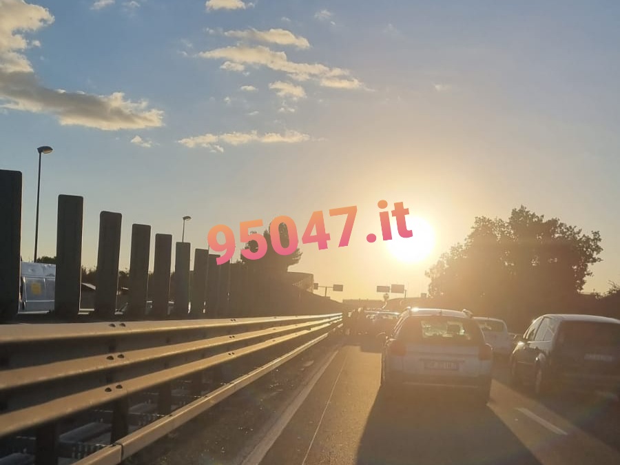 TAMPONAMENTO FRA DUE AUTO SULLA SUPERSTRADA SS121, FERITI.  CODE DIREZIONE CATANIA