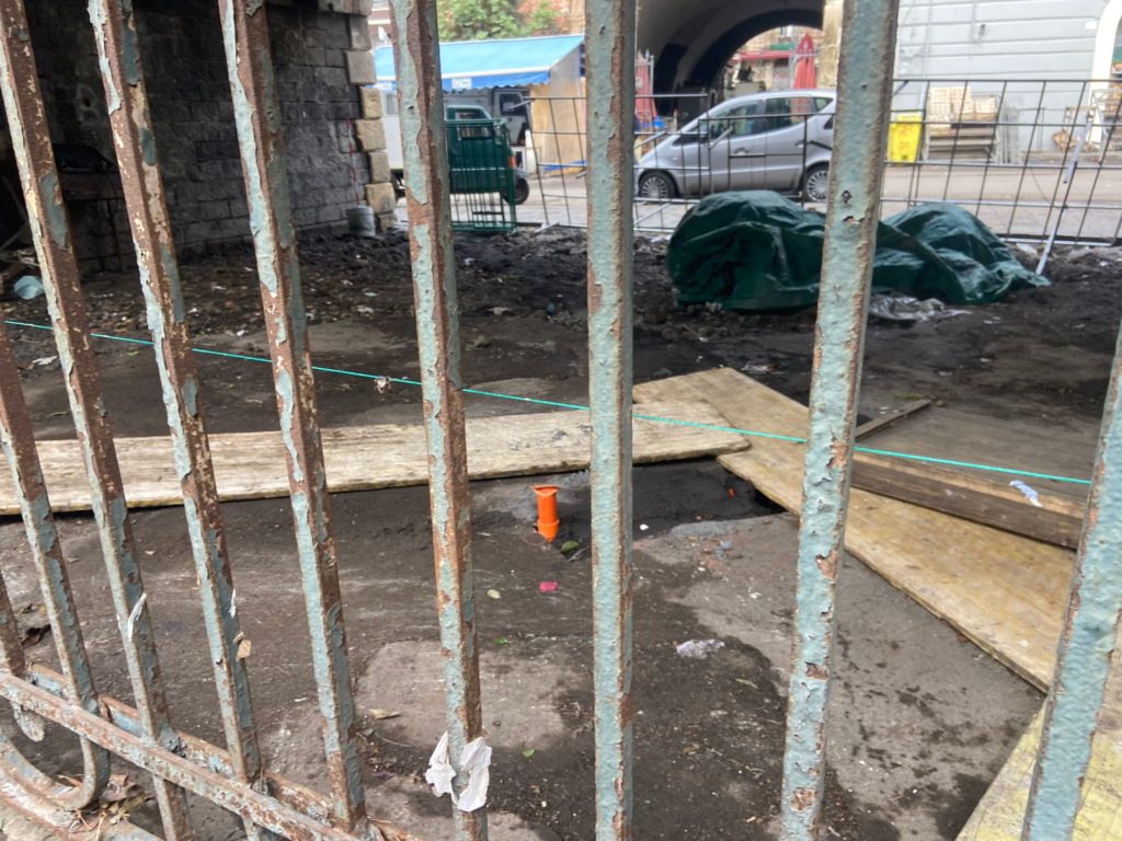 CATANIA, TENTANO DI REALIZZARE UN CHIOSCO ABUSIVO SFRUTTANDO L’EMERGENZA MALTEMPO