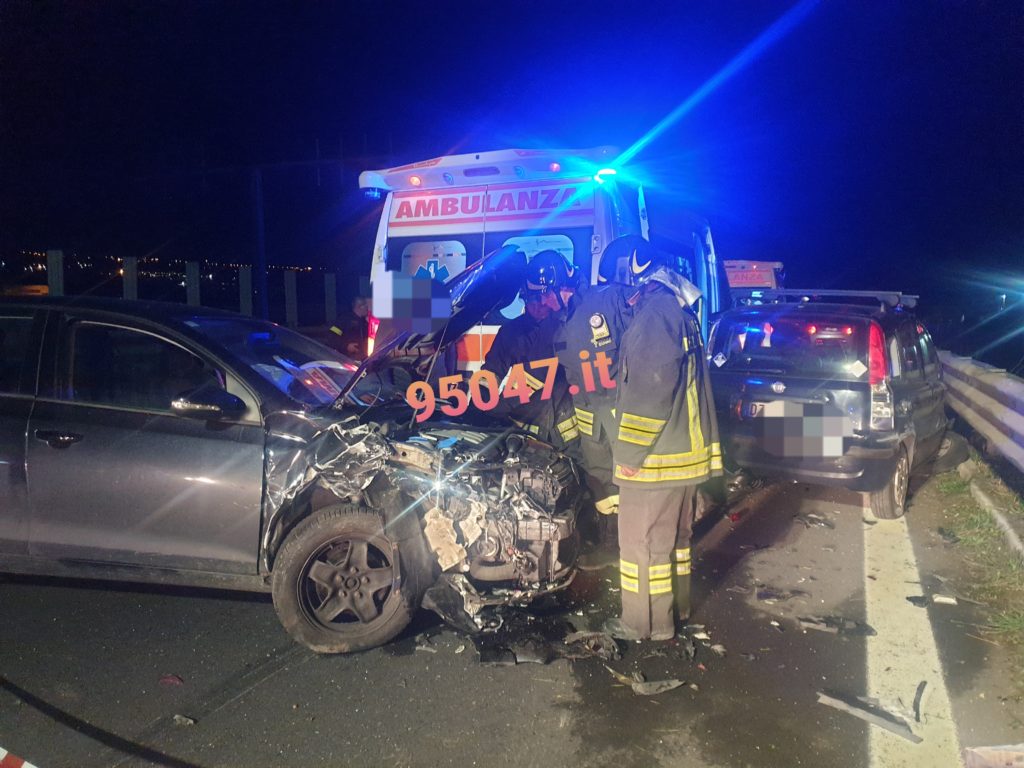 BELPASSO, L’AUTO PERDE IL CONTROLLO E INVESTE L’AMBULANZA CHE PRESTAVA SOCCORSO AD UN AUTOMOBILISTA. TRE FERITI