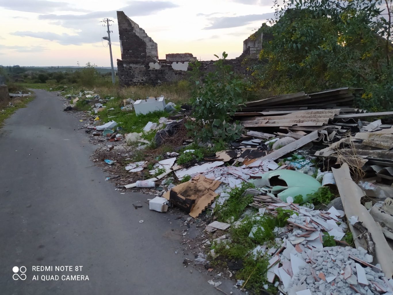 SEGNALAZIONE DI UN NOSTRO LETTORE: A SAN MARCO DISCARICA A CIELO APERTO TRA AMIANTO E DECINE DI ALIMENTI BUTTATI