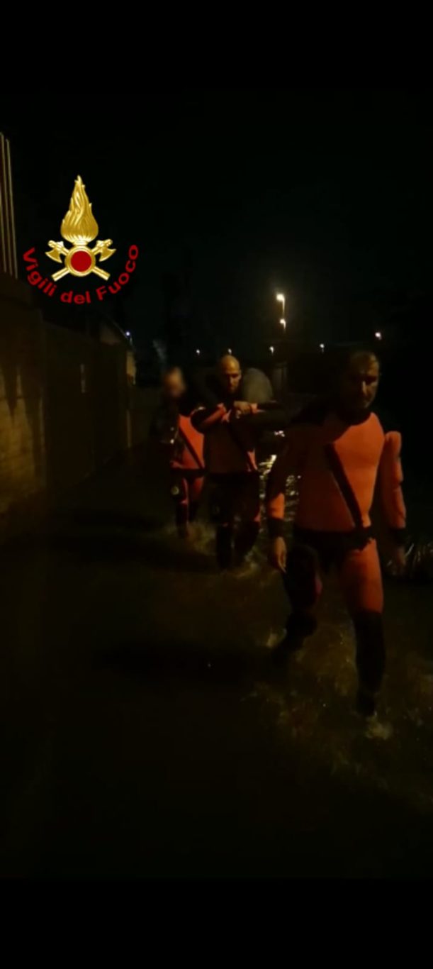 I SOMMOZZATORI DEI VIGILI DEL FUOCO SOCCORRONO DIVERSE PERSONE IN DIFFICOLTÀ NELLE PROPRIE AUTO PER IL MALTEMPO A CATANIA E A MISTERBIANCO