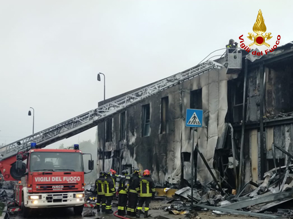 VELIVOLO CADE SU STABILE NEL MILANESE,  MORTI TUTTI I SEI OCCUPANTI