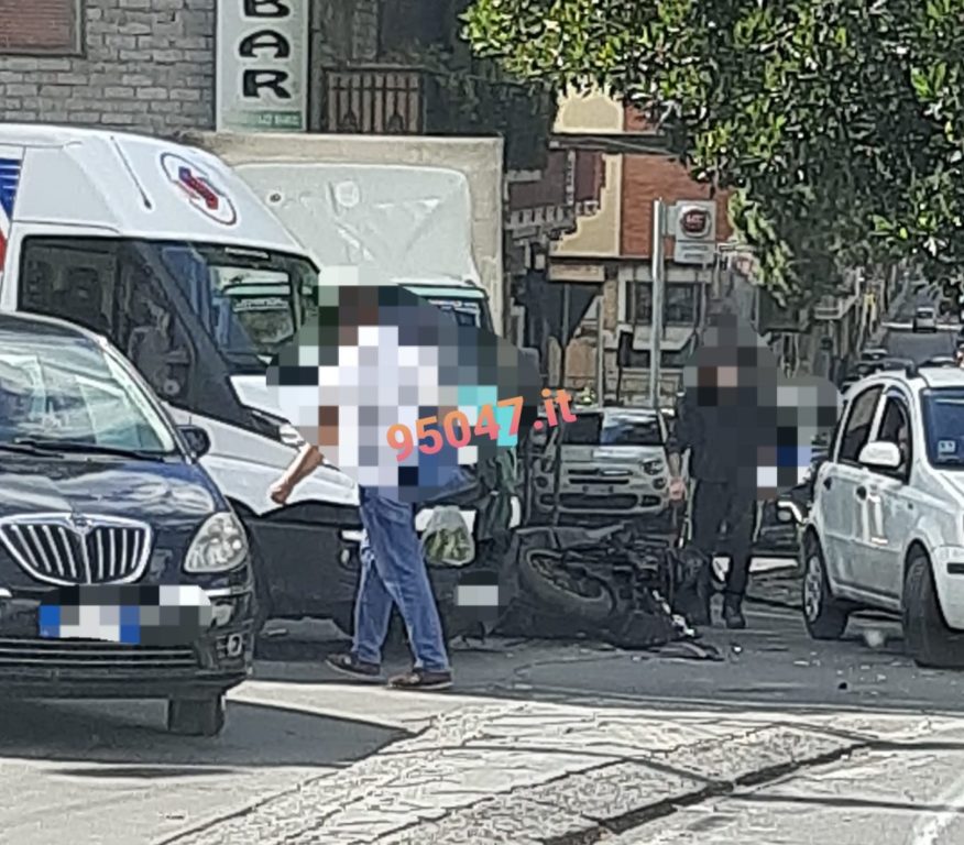 PATERNÒ: SCONTRO SCOOTER-FURGONE ALLA ROTONDA DI VIA V EMANUELE