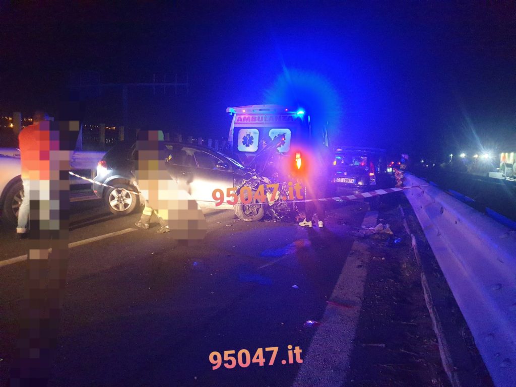 BELPASSO, L’AUTO PERDE IL CONTROLLO E INVESTE L’AMBULANZA CHE PRESTAVA SOCCORSO AD UN AUTOMOBILISTA. TRE FERITI