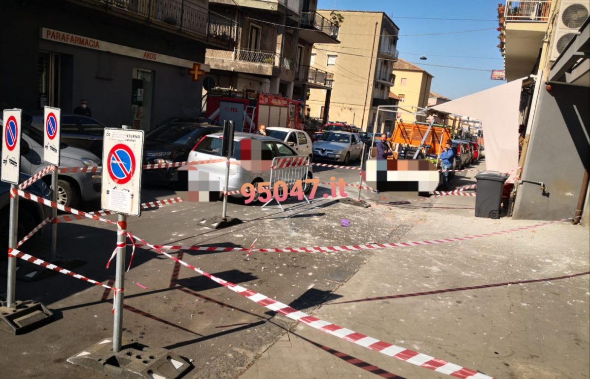 VIA BELLIA, CADONO CALCINACCI DAL QUINTO PIANO: SUL POSTO I VVF CON AUTOSCALA / FOTO