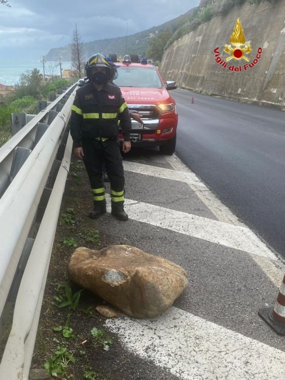 TRAGEDIA SFIORATA SULLA MESSINA-CATANIA, MASSO DI 250KG CADE SULLA CARREGGIATA A SCALETTA ZANCLEA