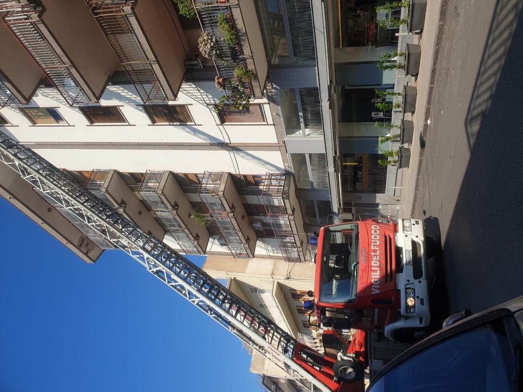 VIA BELLIA, CADONO CALCINACCI DAL QUINTO PIANO: SUL POSTO I VVF CON AUTOSCALA / FOTO