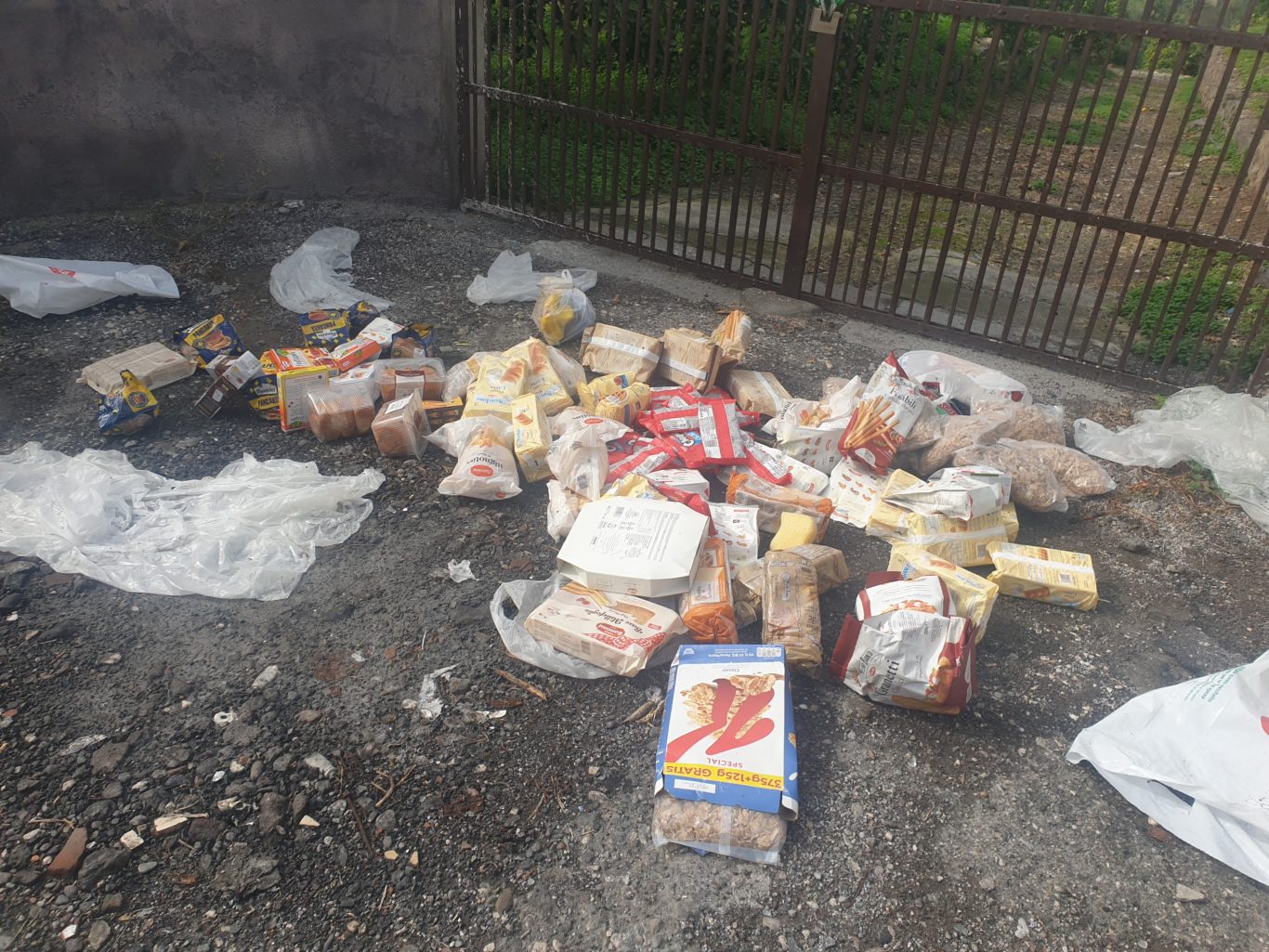 SEGNALAZIONE DI UN NOSTRO LETTORE: A SAN MARCO DISCARICA A CIELO APERTO TRA AMIANTO E DECINE DI ALIMENTI BUTTATI